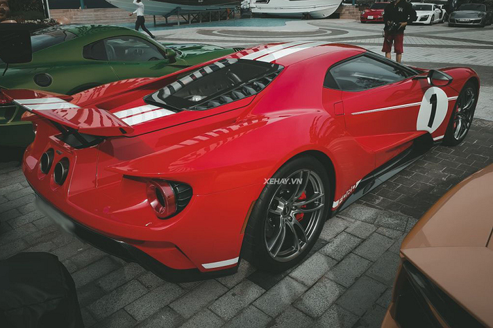 Trên lớp “áo” đỏ tươi, Ford GT ’67 Heritage Edition còn có một số điểm nhấn như sọc kép màu trắng lớn kéo dài từ đầu xe lên trần ra đến đuôi xe, con số 1 trên nắp capô cũng như bên hông xe hay như các hoạ tiết chạy sọc và chữ Ford màu trắng hai bên thân xe. Theo nhà sản xuất, chỉ có 39 chiếc được xuất xưởng với phối màu này.