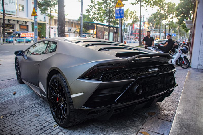 Hiện giá xe Lamborghini Huracan Evo tại Việt Nam vẫn chưa được tiết lộ nhưng giới mê xe dự đoán khoảng hơn 20 tỷ đồng. Ở thị trường Mỹ siêu xe này có giá từ 261.280 USD (khoảng 6 tỷ đồng).