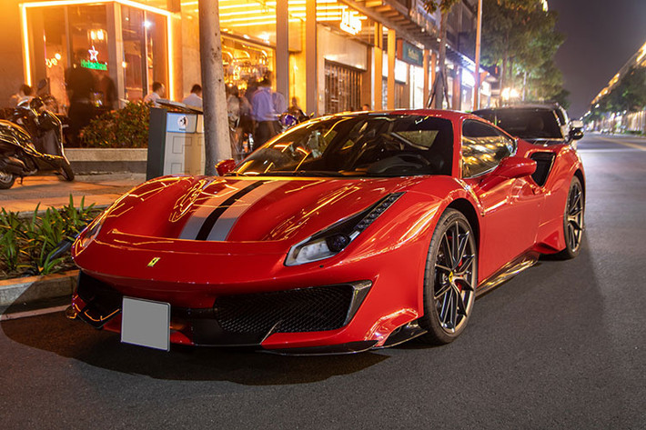 Tại thị trường Mỹ, giá xe Ferrari 488 Pista được chào bán với mức từ 350.050 USD (tương đương 8,13 tỷ đồng). Với cách tính thuế tại Việt Nam, ước tính chủ nhân chiếc "siêu ngựa" này sẽ phải bỏ ra số tiền không dưới 30 tỷ đồng để sở hữu và ra biển số.