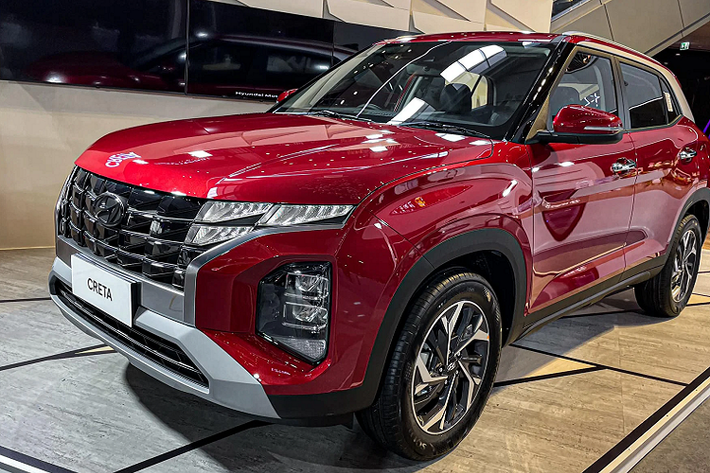 Cụ thể, giá xe Hyundai Creta 2022 tại Thái Lan như sau: bản 1.5 SE là 949.000 baht (khoảng 649 triệu đồng); bản 1.5 SEL: 999.000 baht (tương đương 683 triệu đồng). Mức giá Hyundai Creta 2022 tại Việt Nam cho bản 1.5L Tiêu chuẩn là 620 triệu đồng; 1.5L Đặc biệt là 670 triệu đồng và 1.5L Cao cấp là 730 triệu đồng.