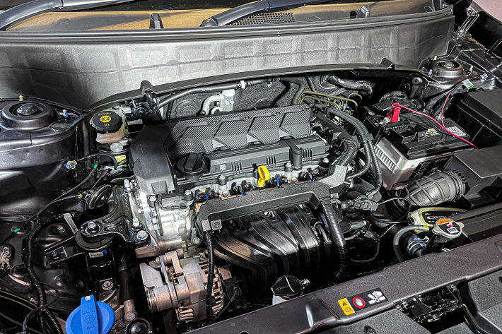 So với thị trường Việt, Hyundai Creta 2022 tại Thái Lan phiên bản cao cấp có giá bán 683 triệu đồng rẻ hơn so với Creta 2022 1.5L Cao cấp tại Việt Nam có giá 730 triệu đồng. Tương tự như thị trường Việt Nam, Hyundai Creta 2022 tại Thái Lan cũng được nhập khẩu trực tiếp từ Indonesia.