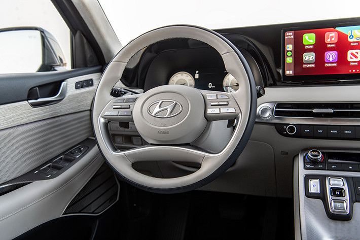 Không chỉ tiện nghi và thực dụng, Hyundai Palisade 2023 còn an toàn với hệ thống tránh va chạm phía trước nâng cấp và hỗ trợ lái xe trên cao tốc. Bên cạnh đó là tính năng Remote Smart Parking Assist mới, giúp người lái đỗ xe hoặc đưa xe ra khỏi chỗ đỗ từ xa. Số lượng túi khí của mẫu SUV cỡ lớn này cũng được tăng từ 7 lên 9, bao gồm cả túi khí rèm dành cho hàng ghế thứ ba.