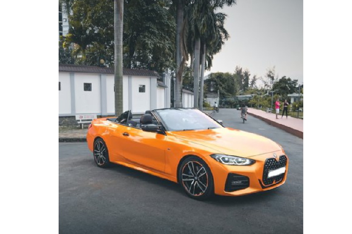 Phần mui vải của 430i Convertible 2021 có thể đóng / mở trong khoảng 18 giây và hoạt động ở tốc độ tối đa 50 km/h.