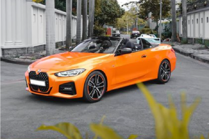 Chiếc BMW 430i bản màu độc này được trang bị la-zăng 5 chấu kép kích thước 18 inch với viền mâm cũng là màu cam tạo điểm nhấn. Ngoài ra, chiếc xe mui trần còn có gói ngoại thất M Sport giúp xe thêm thể thao và bắt mắt.