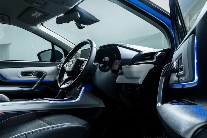 Chưa hết, Toyota Veloz 2022 ở thị trường Malaysia còn có sơn ngoại thất phối 2 màu thời trang hơn Veloz Cross ở Việt Nam. Theo đó, mẫu MPV này ở thị trường Malaysia có tổng cộng 5 tùy chọn màu sơn là bạc, xanh dương, đỏ, trắng và đen. Riêng màu bạc và xanh dương sẽ kết hợp với nóc màu đen. Đây là 2 màu sơn tùy chọn dành riêng cho xe tại Malaysia.