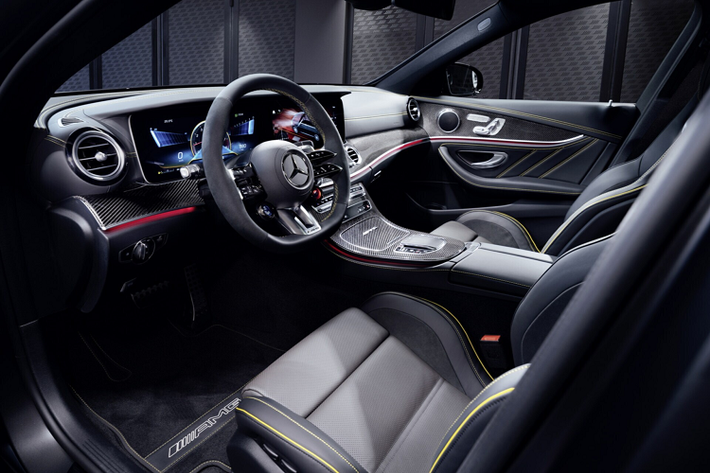Đặc biệt, E63S Final Edition có chế độ Drift giúp người lái thể hiện kĩ năng trượt bánh sau đẹp mắt.