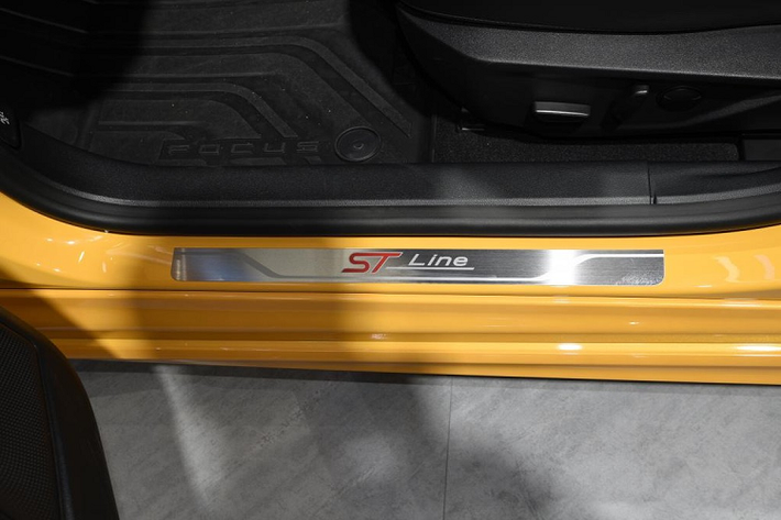 Cuối cùng là hệ thống treo MacPherson trước và độc lập đa liên kết phía sau. 2 phiên bản ST-Line và S Edition sẽ được cải tiến hệ thống treo để mang đến cảm giác lái thể thao hơn đồng thời hạ thấp gầm thêm 10 mm.
