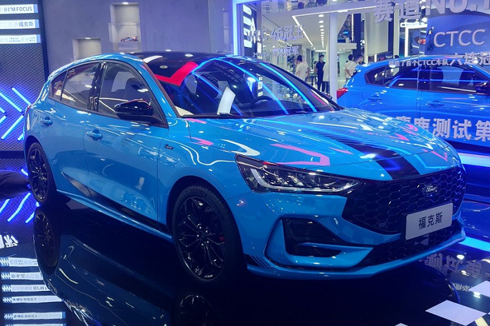 Bên trong Ford Focus 2022 là không gian nội thất có 3 cách phối màu, bao gồm đen tuyền, đen - cam và đen - đỏ. Ở bản ST-Line, xe sẽ có thêm chỉ khâu màu đỏ nhằm nhấn mạnh vẻ thể thao.