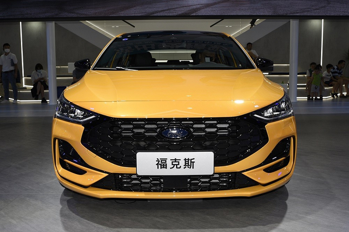 Theo đó, tại thị trường tỷ dân này, Ford Focus 2022 được chia thành 4 phiên bản, bao gồm Racing Edition (Sedan), Racing Edition (Hatchback), ST-Line (Sedan/Hatchback) và S Edition (Sedan/Hatchback). Giá xe Ford Focus 2022 dao động từ 119.800 - 145.800 Nhân dân tệ (khoảng 419 - 510 triệu đồng).