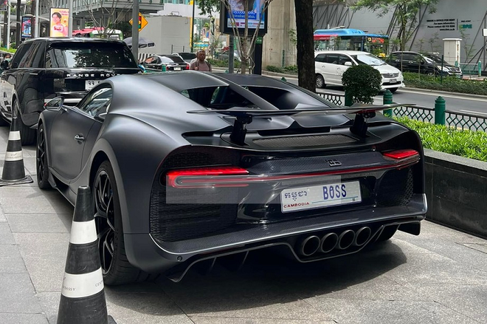 Chủ nhân của chiếc Bugatti Chiron Sport 110 Ans Edition tại Campuchia còn sở hữu ít nhất 2 xe hypercar khác là Ferrari LaFerrari Coupe đã ra biển "tứ quý 7" và siêu phẩm Pagani Huayra BC Roadster chưa rõ đã được mang về Campuchia hay chưa.