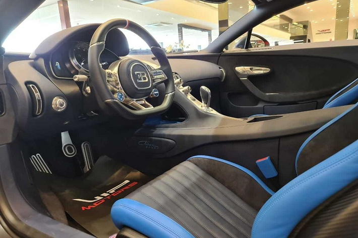 Bugatti Chiron Sport 110 Ans Edition được phát triển từ xe Bugatti Chiron Sport với điểm nhấn là bộ áo sơn màu xanh mờ và được trang trí thêm các chi tiết bằng sợi carbon để tạo điểm nhấn.