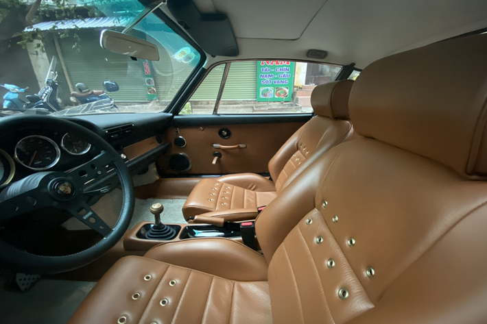 Porsche 964 có tên gọi khác phổ biến với nhiều người hơn là Porsche 911. Con số “964″ là tên gọi nội bộ được Porsche sử dụng để phân biệt giữa các đời xe. Tuy vậy, cũng có rất nhiều người hâm mộ xe cũng gọi bằng cái tên này thay vì con số 911 thông thường.