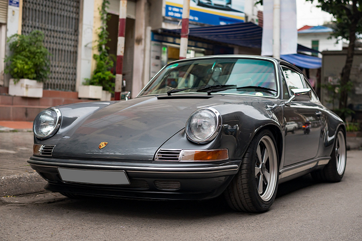 Theo như tìm hiểu, đây là mẫu xe Porsche 911 thuộc thế hệ 964 ở Hà Nội. Nó được sản xuất trong khoảng thời gian từ năm 1989 tới năm 1993 và được trang bị gói độ Backdate (Hoài cổ) được thực hiện bởi một xưởng độ tại Mỹ.