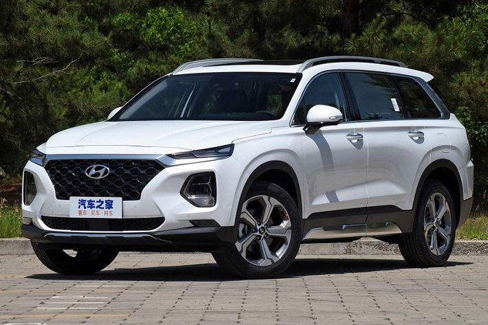 So với xe ở Hàn Quốc, Hyundai SantaFe 2023 bản 6 chỗ mới có thiết kế khác biệt. Nguyên nhân là do mẫu SUV hạng trung này ở Trung Quốc vốn có thiết kế riêng, không giống xe tại bất kỳ thị trường nào.