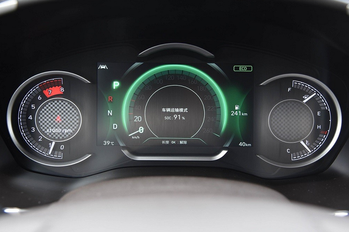 Theo kế hoạch, Hyundai SantaFe 2023 phiên bản 6 chỗ sẽ chính thức trình làng trong triển lãm Ô tô Thanh Đảo 2022. Hiện giá xe Hyundai SantaFe 2023 phiên bản 6 chỗ tại thị trường Trung Quốc vẫn chưa được công bố. Trong khi đó, phiên bản cũ của mẫu SUV hạng trung này có giá dao động từ 202.800 - 272.800 Nhân dân tệ (khoảng 710 - 955 triệu đồng).
