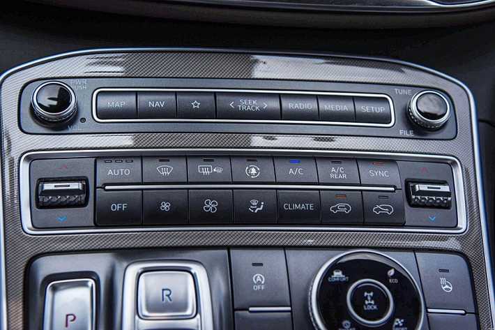 Nguồn cung cấp sức mạnh cho Hyundai SantaFe 2023 phiên bản 6 chỗ là động cơ xăng 4 xi-lanh, tăng áp, dung tích 2.0L, sản sinh công suất tối đa 230 mã lực và mô-men xoắn cực đại 353 Nm. Động cơ kết hợp với hộp số tự động 8 cấp, hệ dẫn động cầu trước hoặc 4 bánh.