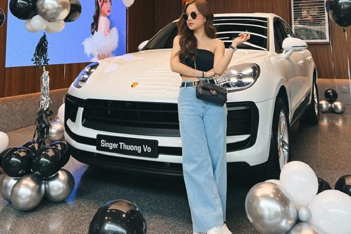 Cộng đồng mạng Tik Tok chắc không còn quá xa lạ với Thương Võ, người đẹp 9X được biết đến với các bài hát như Em Say Rồi, Em Nào Có Tội Chiếm Giữ hay nổi tiếng nhất vẫn là các màn cover lại các bài hát nổi tiếng của đồng nghiệp hay đàn anh trong nghề. Và mới đây, Thương Võ chia sẻ việc tậu chiếc xe Porsche Macan 2022 mới.
