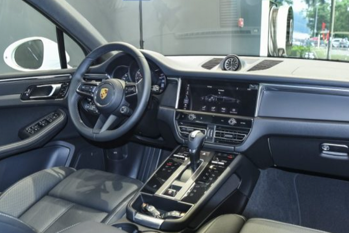 Hiện chưa rõ Thương Võ chọn mua Porsche Macan phiên bản nào, ở bản tiêu chuẩn và T xe được trang bị động cơ 4 xi-lanh, dung tích 2.0 lít tăng áp, có công suất tối đa 261 mã lực.