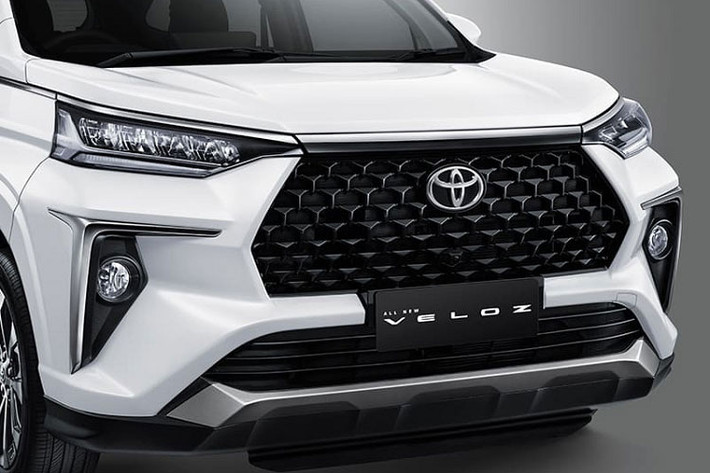 Mẫu xe MPV Toyota Veloz 2022 được phát triển dựa trên cơ sở gầm bệ Daihatsu New Global Architecturre (DNGA) giống Avanza thế hệ mới và cả Toyota Raize đã ra mắt Việt Nam. Đúng với tính chất là phiên bản thể thao hơn của Avanza, Toyota Veloz 2022 sở hữu thiết kế ngoại thất khá hầm hố với phần đầu lấy cảm hứng từ Corolla Cross và RAV4.