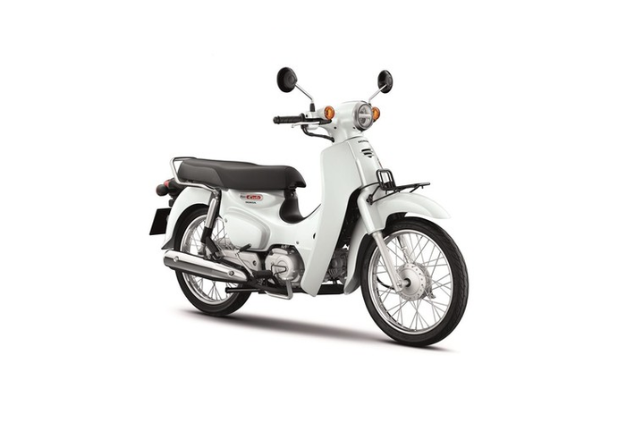 Sự trở lại của bộ màu sắc này mang đến cho Honda Super Cub dáng vẻ quen thuộc, mượt mà và hoàn toàn ăn nhập với kiểu dáng hiện tại của xe, đồng thời tạo nên cho xe vẻ lịch sự và độc đáo với logo xe hoàn toàn mới. Cụ thể, Honda Super Cub mới sẽ có 4 tùy chọn màu gồm Đen, Trắng, Đỏ Trắng và Xanh Trắng.