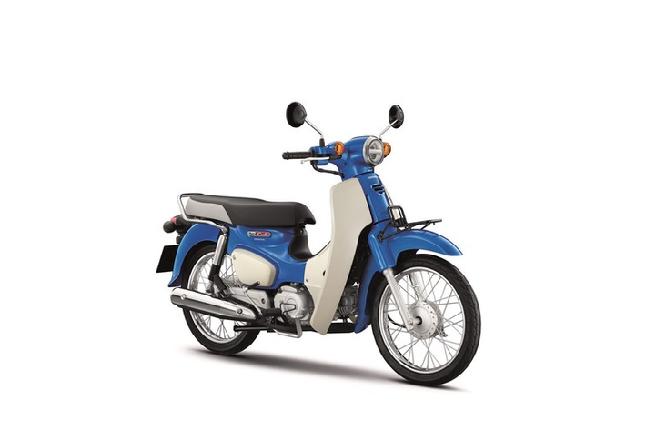 Ngoài thay đổi trên, thiết kế tổng thể và các trang bị khác trên xe vẫn không có gì khác so với phiên bản 2021 trước đó. Các điểm thiết kế quen thuộc trên Super Cub vẫn hiện diện với đèn pha tròn, đèn xi-nhan rời, và gương chiếu hậu dạng tròn.