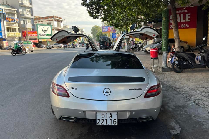 Trước đó đại gia này đã chốt mua Porsche 911 Carrera 4S tại công ty nhập khẩu này sau khi chạy BMW Z3 qua chơi và vô tình bắt gặp dòng xe thể thao mình yêu thích đang được trưng bày. Được biết, Đặng Lê Nguyên Vũ còn sở hữu bộ sưu tập xe Porsche ước tính trên 30 chiếc.
