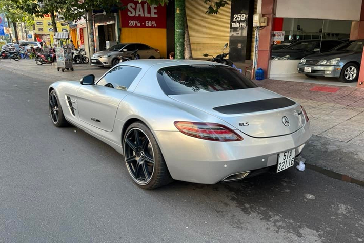 Đây là lần hiếm hoi đại gia Trung Nguyên cầm lái siêu xe tại Sài thành. Chiếc xe Mercedes-Benz SLS AMG của Đặng Lê Nguyên Vũ là 1 trong 3 siêu xe cửa cánh chim mà ông đang sở hữu. Ngoài ra, doanh nhân này còn mua Mercedes-Benz SLS AMG GT Roadster độc nhất Việt Nam nhưng cửa mở ngang bình thường.