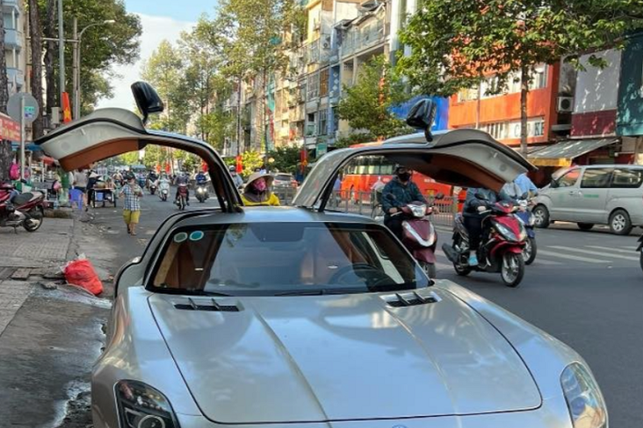 Đặng Lê Nguyên Vũ sở hữu 3 xe Mercedes-Benz SLS AMG cùng một chiếc Mercedes-Benz SLS AMG GT Roadster độc nhất Việt Nam Mercedes-Benz SLS AMG của đại gia Đặng Lê Nguyên Vũ được trang bị khối động cơ V8, dung tích 6.2 lít, sản sinh công suất tối đa 563 mã lực và mô-men xoắn cực đại 650 Nm.
