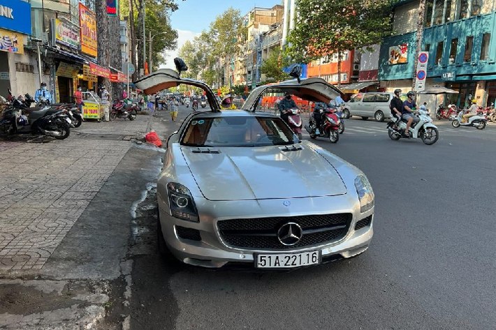 Đích đến của chiếc siêu xe cửa cánh chim do Chủ tịch Trung Nguyên cầm lái là một showroom bán siêu xe có tiếng ở quận 5, TP HCM nên khiến không ít người nghi ngờ ông Đặng Lê Nguyên Vũ mang siêu xe cửa cánh chim Mercedes-Benz SLS AMG đi săn lùng xe khủng?