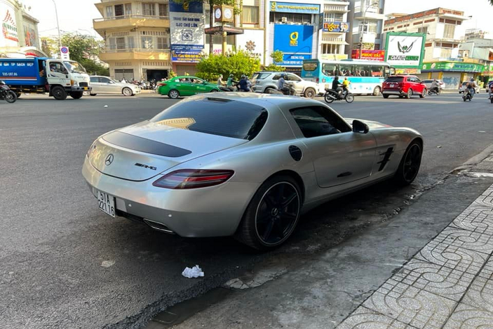Động cơ kết hợp với hộp số ly hợp kép thể thao 7 cấp. Nhờ đó, siêu xe cửa cánh chim có thể tăng tốc từ vị trí xuất phát lên 100 km/h trong thời gian 3,4 giây trước khi đạt vận tốc tối đa 328 km/h.