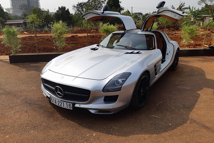 Có nhiều thông tin khá thú vị khi một số người tin rằng Mercedes-Benz SLS AMG chính là siêu xe đầu tiên mà đại gia Đặng Lê Nguyên Vũ sở hữu. Xe được mang về nước vào cuối tháng 4 năm 2010, và đến ngày 7 tháng 5 đã được bàn giao chìa khóa cho đại diện Trung Nguyên trong buổi khai mạc Fascination của Mercedes-Benz Việt Nam.