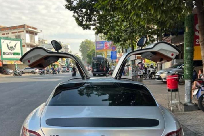 Một xe mang màu đỏ nhưng đã dán lại màu bạc và xe còn lại là Mercedes-Benz SLS AMG GT Final Edition độc nhất Việt Nam mua lại từ gia đình chồng Hà Tăng, đây là phiên bản giới hạn chỉ được sản xuất 350 xe trên toàn thế giới.