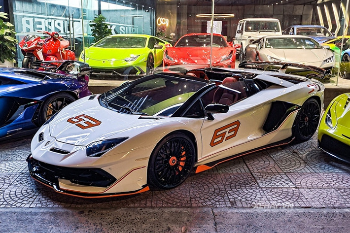 Trước đây, chiếc Lamborghini Aventador LP 700-4 Roadster này thuộc sở hữu của một người chơi lan có tiếng ở Bình Phước, tuy nhiên sau đó xe đã về với chủ mới ở Đắk Lắk. Ngay khi về tay người chủ mới, "siêu bò" đã được "lên đời" bodykit phiên bản giới hạn SVJ.
