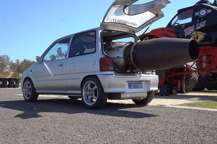 Lắp đặt một động cơ phản lực khổng lồ vào một chiếc xe hatchback hạng B bé nhỏ là một ý tưởng điên rồ chẳng ai nghĩ tới. Tuy nhiên, David Nicotra lại coi đó là một ý tưởng thú vị, đáng để thực hiện bằng được. Kết quả, ông ấy đã tạo nên một “kiệt tác” đáng sợ gọi là Daihatsu Mira Jet Car khủng như được thấy trong bài viết này.