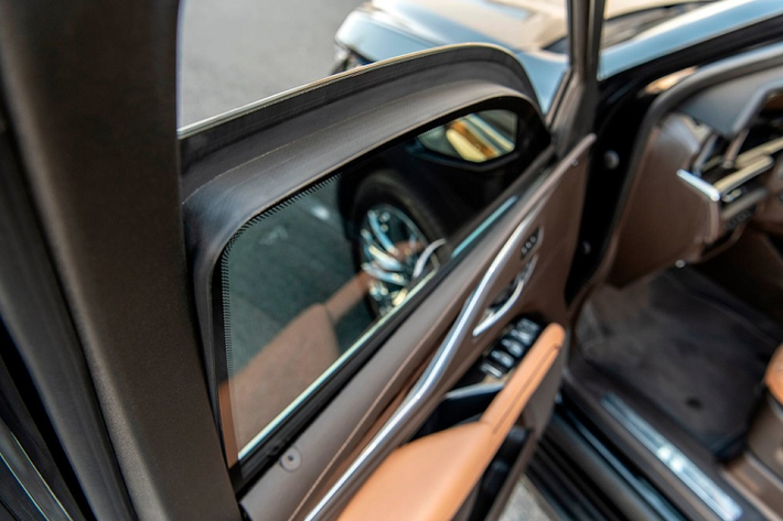 Cadillac Escalade B6 là một trong những sản phẩm đắt tiền hơn vì nó được chế tạo từ đầu. Mỗi tấm ốp nội thất đều được trang bị giáp bảo vệ cấp B6. Mọi tấm kính cũng được thay thế bằng kính chống đạn cấp độ B6.