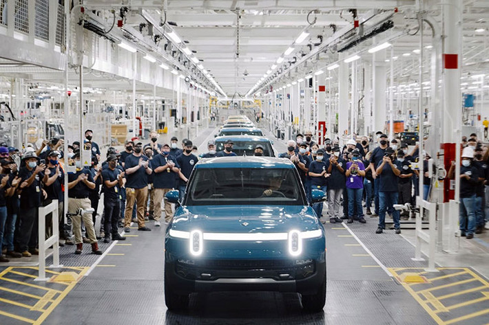 Rivian R1T 2022 mới chính thức trở thành mẫu xe bán tải điện đầu tiên có mặt tại thị trường Mỹ và được bàn giao đến tay khách hàng, đi trước cả Ford F-150 Lightning, Hummer EV hay Tesla Cybertruck.
