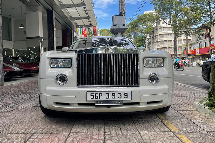 Mới đây, những hình ảnh do 1 doanh nhân chuyên mua bán siêu xe ở quận 5, TP HCM chia sẻ về chiếc xe siêu sang Rolls-Royce Phantom đời 2008 với dòng thái "Hoa hậu già" đã thu hút giới nhập xe, những tay cò xe và cả đại gia Việt.
