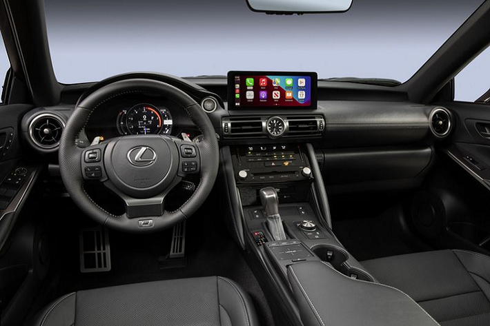 Về nội thất, IS 500 F Sport Performance sở hữu vô lăng bọc da thể thao có sưởi cùng logo F Sport được chạm nổi, màn hình trung tâm kích thước 8inch kết nối Apple CarPlay và Android Auto. Một số chi tiết đậm chất thể thao cũng có thể được tìm trong xe như bảng đồng hồ taplo có thể tuy chỉnh giao diện, bàn đạp ga, phanh và bệ để chân IS F Sport.