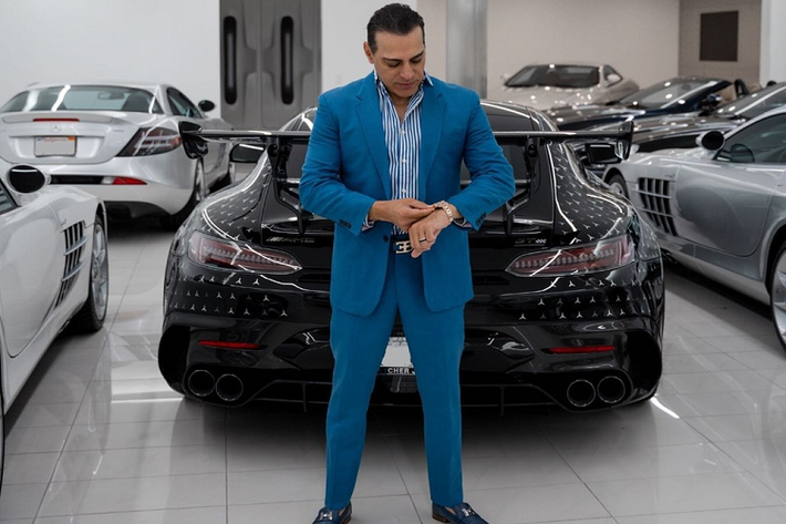 Manny Khoshbin là "mối ruột" của các thương hiệu siêu xe hypercar như Pagani, Bugatti hay Koenigsegg cũng như một số hãng xe khác. Trong đó, hãng xe Mercedes-Benz được đại gia Manny Khoshbin ưu ái dành riêng 1 chỗ riêng biệt để chứa dàn xe của mình, nhưng đó không phải là SLR, SLS hay AMG GT R mà đại gia ngành bất động sản chủ yếu mua sắm dòng Mercedes-Benz SLR McLaren cực hiếm.