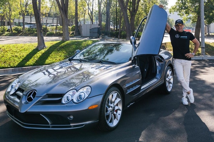 Manny Khoshbin cho chiếc siêu xe đặc biệt Mercedes-AMG GT Black Series P One Edition của mình đỗ trong garage chứa 10 siêu xe Mercedes-Benz SLR McLaren và khỏi phải nói, đại gia này mua Mercedes-AMG GT Black Series P One Edition chỉ vì cho đủ số lượng xe giới hạn cũng như mới nhất nhà Mercedes-AMG.