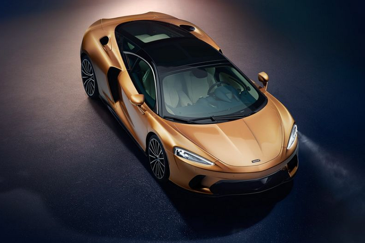 GT cung cấp sự thoải mái và không gian đáng mong đợi của một chiếc Grand Tourer nhưng lại có sự nhanh nhẹn và mạnh mẽ chưa từng thấy trong phân khúc này. Được xây dựng dựa trên nền tảng khung gầm bằng sợi carbon nguyên khối MonoCell II-T, với cấu trúc phía sau bằng sợi carbon, McLaren GT sở hữu khoang hành lý sau cabin có dung tích lên tới 419 lít.