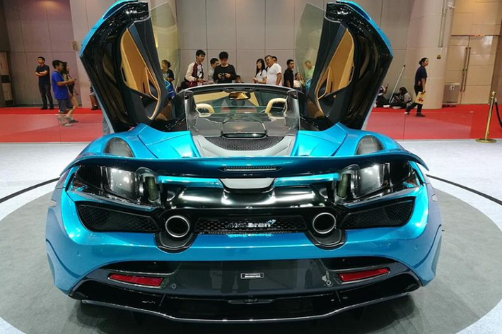 So với biến thể 720S Coupe, sự khác biệt lớn nhất trong thiết kế của 720S Spider chính là phần mui cứng có thể thu vào, các cửa sổ sau chỉnh điện và các cột trụ mới. Ngoài ra, McLaren 720S Spider có trọng lượng khô là 1.322kg, nặng hơn 49kg so với coupe bởi vì hệ thống mui cứng và phần chứa mui. Đặc biệt, phần mui này có thể hoạt động ở tốc độ lên tới 50 km/h, hơn hẳn 650 Spider (phạm vi 30 km/h).