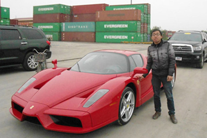 Ferrari Enzo được trang bị động cơ V12, dung tích 6.0 lít, sản sinh công suất tối đa 660 mã lực tại vòng tua máy 7.800 vòng/phút và mô-men xoắn cực đại 657 Nm tại vòng tua máy 5.500 vòng/phút. Siêu xe Ferrari Enzo dễ dàng tăng tốc từ vị trí xuất phát lên 100 km/h chỉ trong thời gian 3,6 giây trước khi đạt tốc độ tối đa 349 km/h.