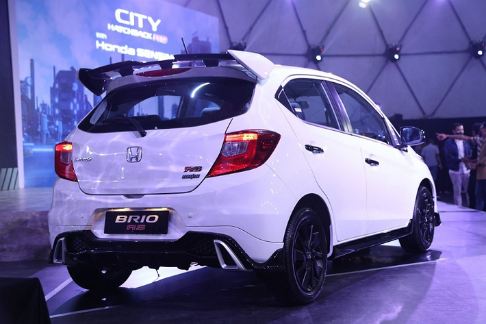 Để làm được điều đó, hãng Honda đã thay đổi nhẹ ở thiết kế ngoại thất của xe. Điểm nhấn đáng chú ý nhất của Honda Brio RS Urbanite Edition 2022 mới chính là cánh gió mui cỡ lớn mới. Tuy nhiên, theo đánh giá của nhiều người, cánh gió mui này có kích thước không thực sự phù hợp với mẫu xe đô thị hạng A như Honda Brio.