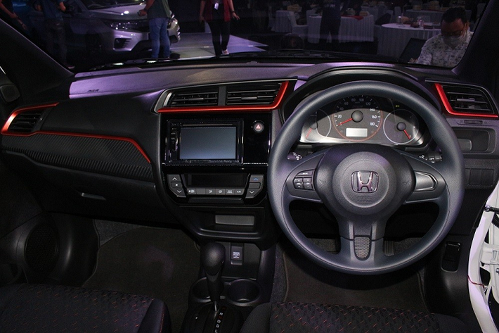 "Trái tim" của xe vẫn là động cơ xăng i-VTEC 4 xi-lanh, dung tích 1.2L, sản sinh công suất tối đa 90 mã lực. Động cơ kết hợp với hộp số sàn hoặc hộp số biến thiên vô cấp CVT. Tại thị trường Indonesia, giá xe Honda Brio RS Urbanite Edition 2022 được chia thành 2 bản trang bị tương ứng từ 225,9 triệu Rupiah (khoảng 359 triệu đồng) cho bản số sàn và 235,9 triệu Rupiah (375 triệu đồng) cho bản CVT.