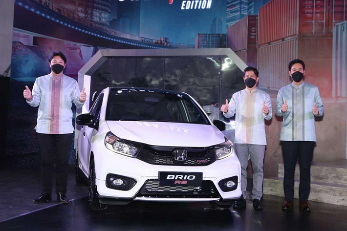 Mới đây, Honda đã vén màn phiên bản đặc biệt mới của dòng xe đô thị Brio ở thị trường Indonesia. Được gọi bằng cái tên Urbanite Edition, phiên bản đặc biệt này ra đời dựa trên Honda Brio RS 2022 mới. Brio RS Urbanite Edition trình làng nhằm thu hút khách hàng trẻ, những người muốn sở hữu xe hatchback cỡ nhỏ thể thao và phong cách hơn.