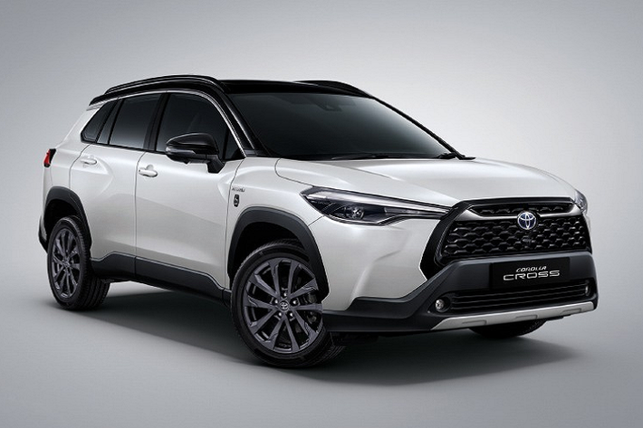 Như thông lệ, phiên bản đặc biệt của Toyota Corolla Cross tại Thái Lan chỉ thay đổi nhẹ trong thiết kế ngoại thất và nội thất. Theo đó, xe được bổ sung một số chi tiết ngoại thất mới như nẹp mạ crôm gợi liên tưởng đến cặp lông mày trên lưới tản nhiệt màu đen bóng. Nằm giữa 2 nẹp mạ crôm này là logo của hãng Toyota.