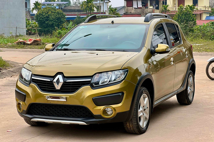 Renault Sandero Stepway tại Việt Nam xuất hiện vào năm 2016 và phân phối với giá 620 triệu đồng. Dòng xe này không được khách Việt ưa chuộng và nhanh chóng rút khỏi thị trường ngay sau đó. Dù vậy, vẫn có một số ít xe bán ra cho người có nhu cầu.