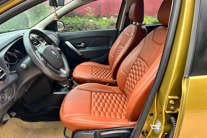 Xếp vào phân khúc xe bình dân, Renault Sandero Stepway cho cảm giác hụt hẫng ngay khi mở cửa xe. Cánh cửa quá nhẹ khiến cho việc đóng cửa đôi khi cũng gặp khó khăn do thiếu lực. Chất liệu nhựa sử dụng trong xe chủ yếu là nhựa cứng.