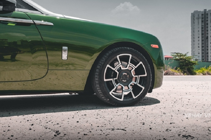 Về thiết kế tổng thể, Rolls-Royce Wraith 2015 sở hữu những đường nét thiết kế mang đậm giá trị lâu đời của thương hiệu xe siêu sang Anh Quốc.